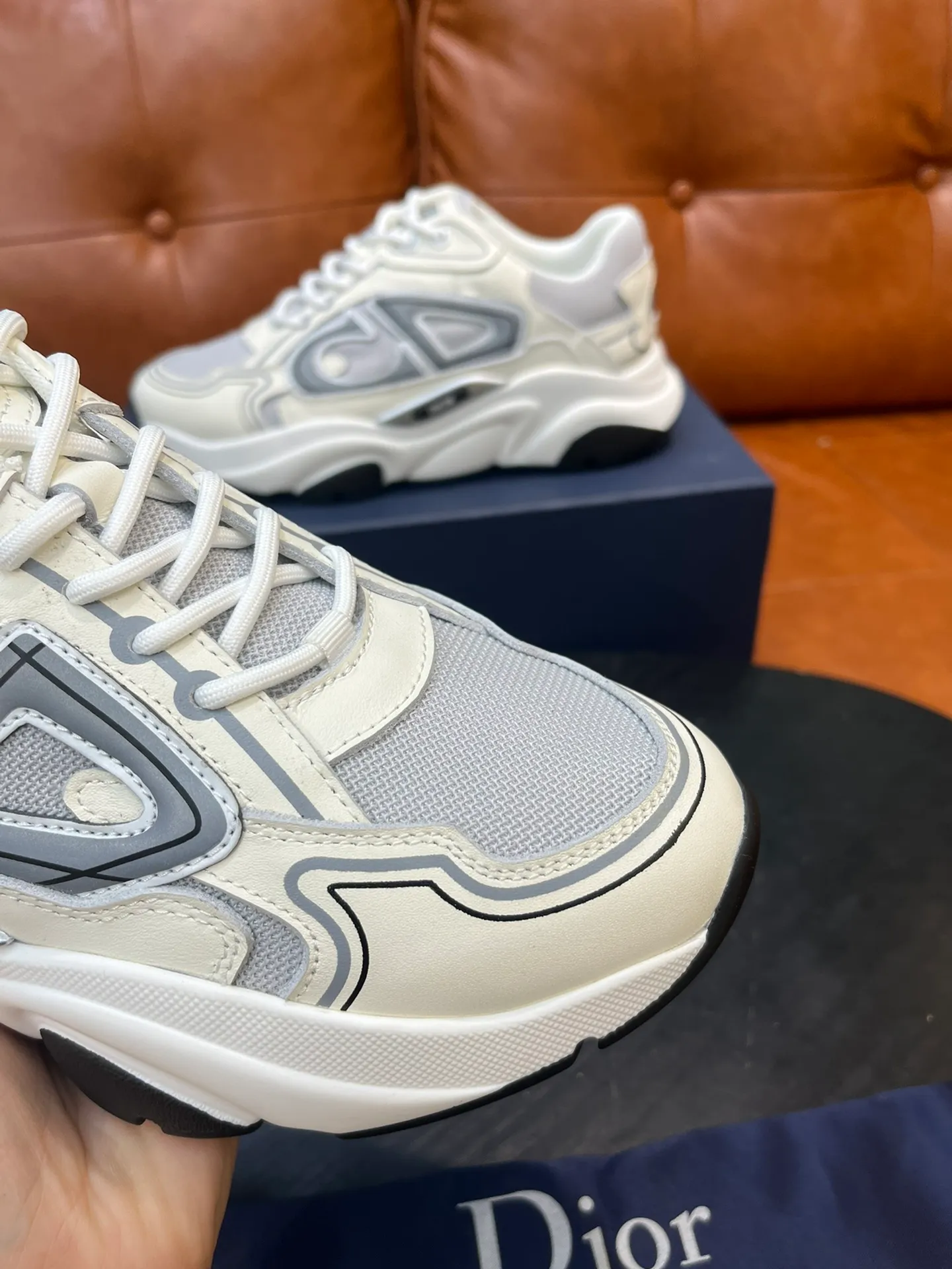 Factory price 540💰Dior B22 men's jogging fashion sneakers. This item draws inspiration from retro jogging shoes. It adopts a thick low-top design, with an upper made of leather and mesh fabric, and a black and white engraved rubber sole. Decorated with an embossed "CD" logo on the side. Code number: 39-44